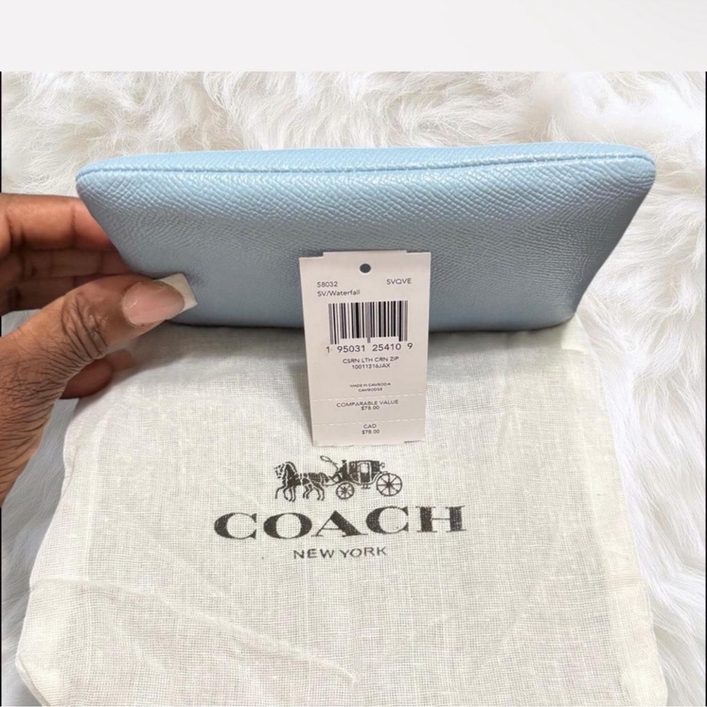 Coach Sky Blue Wristlet NWT and Dust bag. - Picture 4 of 4